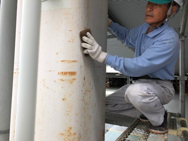 【鉄柱塗装】ケレン作業<br />
<br />
ヤスリを使い、手で研磨をします。<br />
旧塗膜や鉄部に発生したサビをキレイに落とし、塗装面を平滑でキレイにする為の作業です。